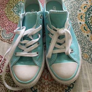 Girls size 1 Converse tennis shoes